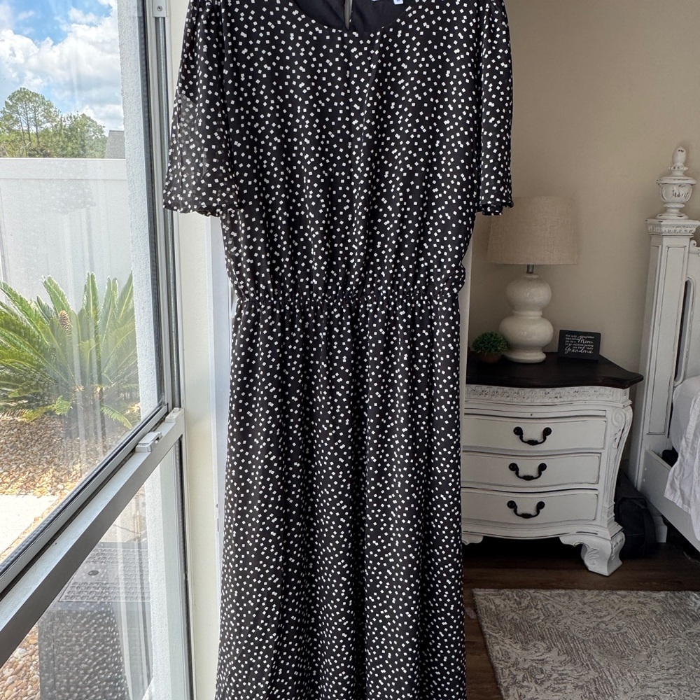 Black and White V-Neck Maxi Sundress